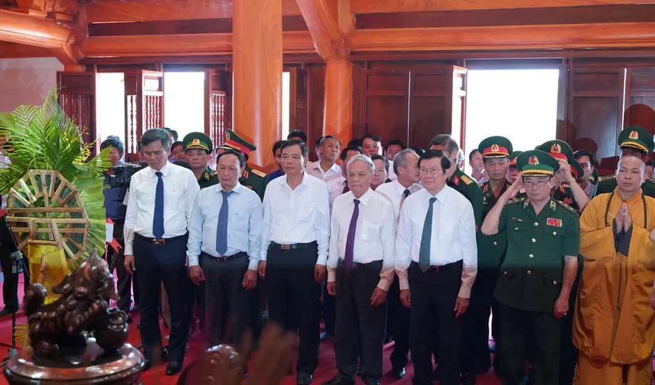 Cà Roòng, một viền xanh trán núi Cà Roòng, một viền xanh trán núi