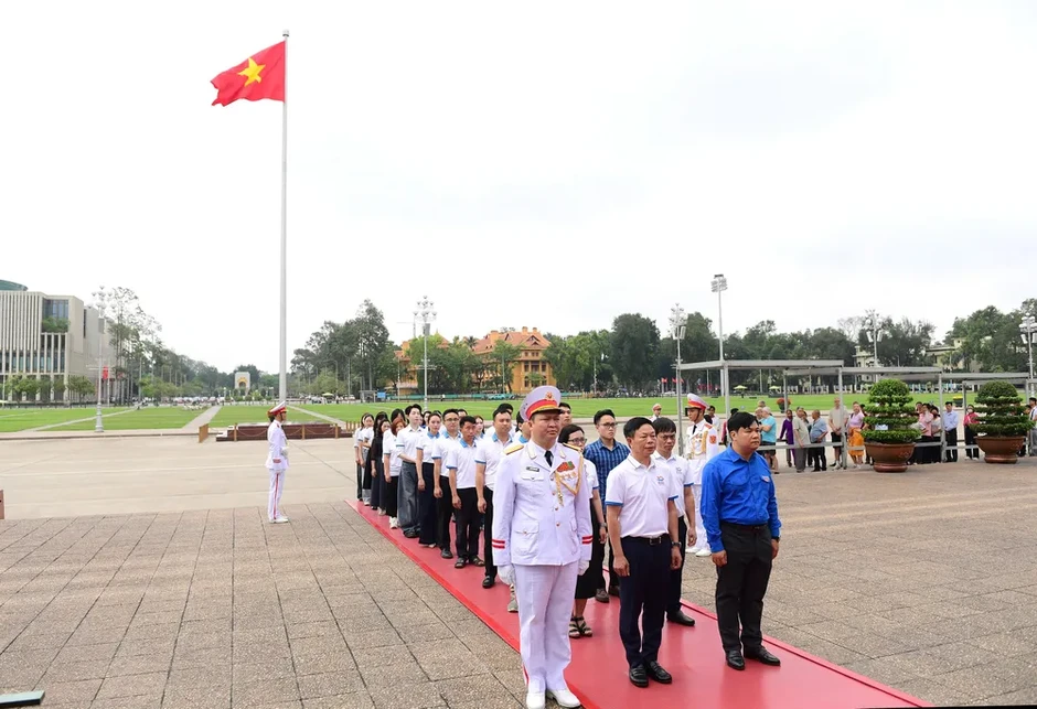 Các gương mặt trẻ Việt Nam tiêu biểu năm 2025 báo công và vào Lăng viếng Bác Các gương mặt trẻ Việt Nam tiêu biểu năm 2025 báo công và vào Lăng viếng Bác
