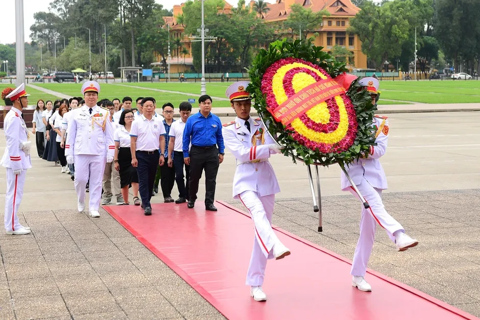 Các gương mặt trẻ Việt Nam tiêu biểu năm 2025 báo công và vào Lăng viếng Bác Các gương mặt trẻ Việt Nam tiêu biểu năm 2025 báo công và vào Lăng viếng Bác
