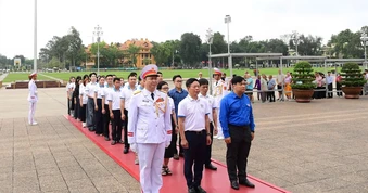 Các gương mặt trẻ Việt Nam tiêu biểu năm 2025 báo công và vào Lăng viếng Bác
