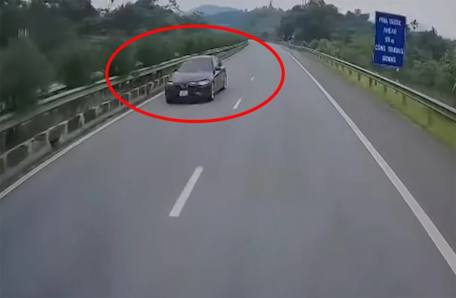 Cái kết đắng cho tài xế liều lĩnh đi ngược chiều trên cao tốc Cái kết đắng cho tài xế liều lĩnh đi ngược chiều trên cao tốc