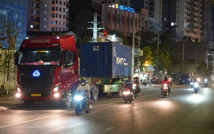 Cắm lại biển báo, phân luồng mới trên đường Thống Nhất sau phản ánh