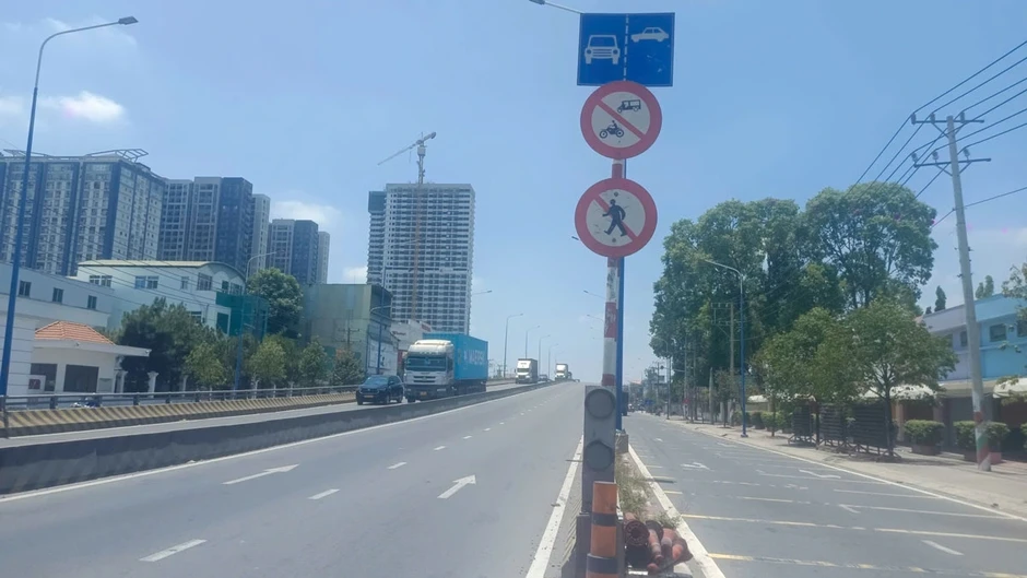 Cấm tuyệt đối xe máy lên cầu vượt 550 ở TP.HCM Cấm tuyệt đối xe máy lên cầu vượt 550 ở TP.HCM