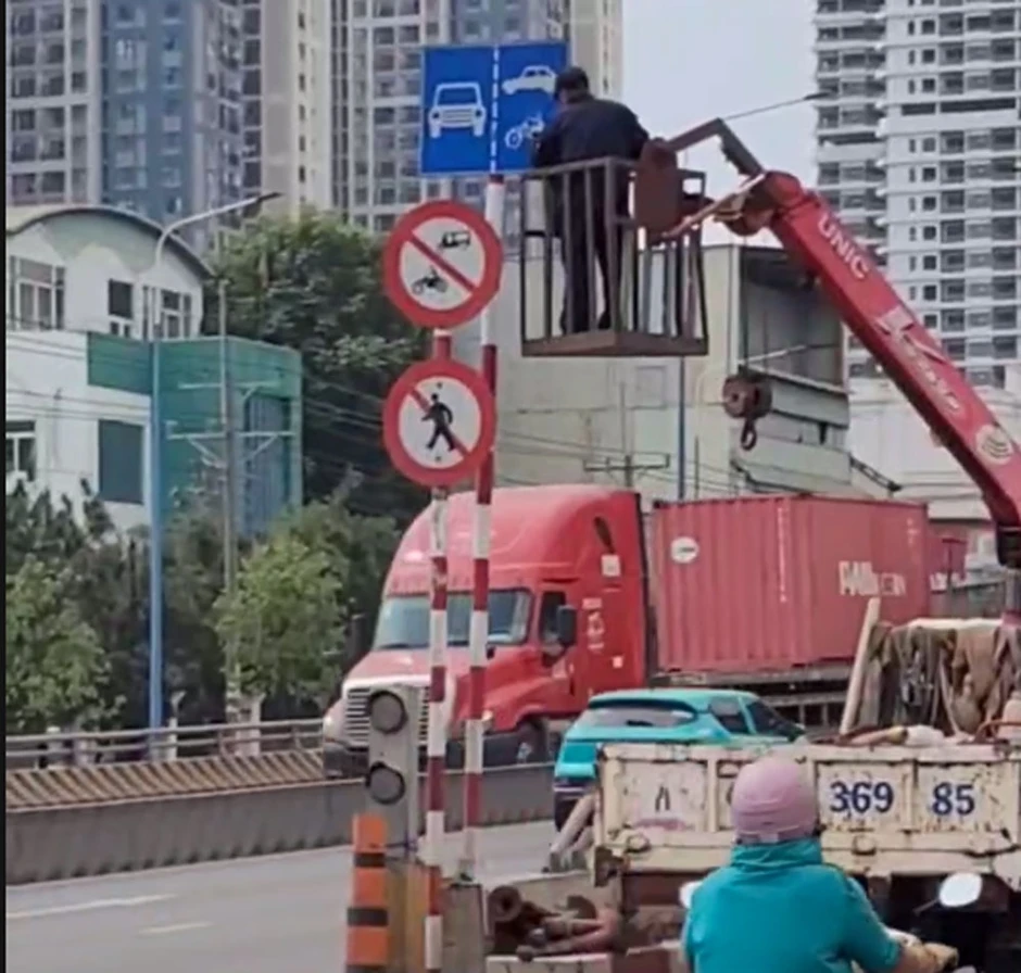 Cấm tuyệt đối xe máy lên cầu vượt 550 ở TP.HCM Cấm tuyệt đối xe máy lên cầu vượt 550 ở TP.HCM