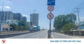 Cấm tuyệt đối xe máy lên cầu vượt 550 ở TP.HCM