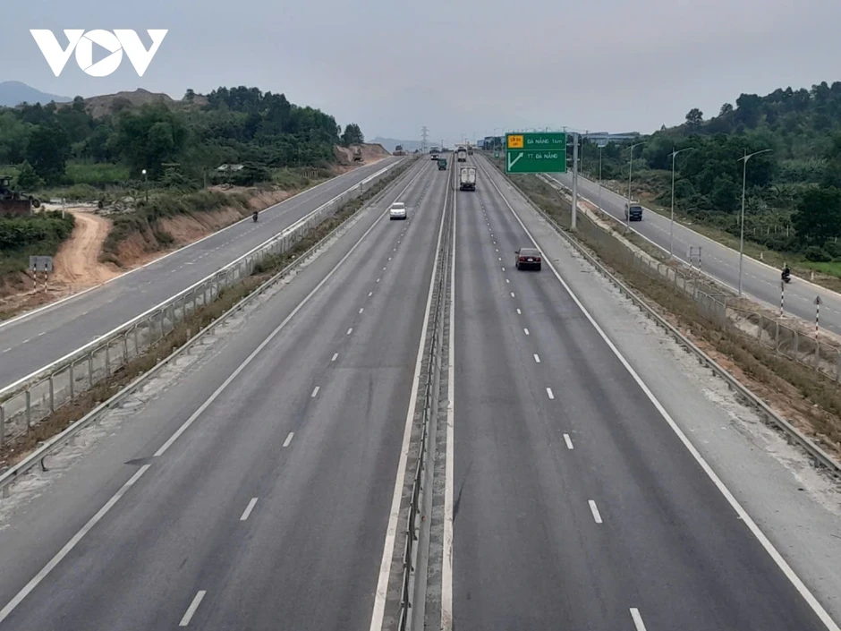 Cấm xe máy, xe thô sơ, người đi bộ vào cao tốc Hòa Liên-Túy Loan