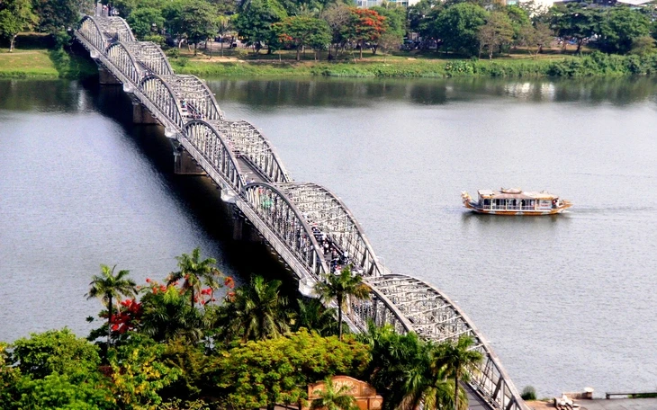 Cấm xe qua cầu Trường Tiền vào ban đêm để đại tu, sơn lại kết cấu thép Cấm xe qua cầu Trường Tiền vào ban đêm để đại tu, sơn lại kết cấu thép