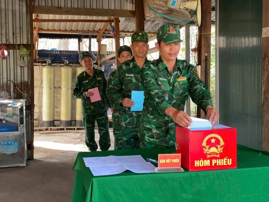 Cán bộ, chiến sĩ các đơn vị biên giới Đắk Lắk hoàn thành bầu cử sớm Cán bộ, chiến sĩ các đơn vị biên giới Đắk Lắk hoàn thành bầu cử sớm