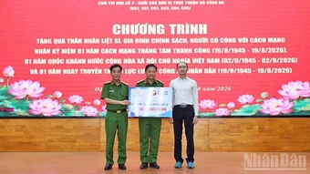 Cán bộ, chiến sĩ công an triển khai hoạt động an sinh xã hội trên đặc khu Phú Quốc