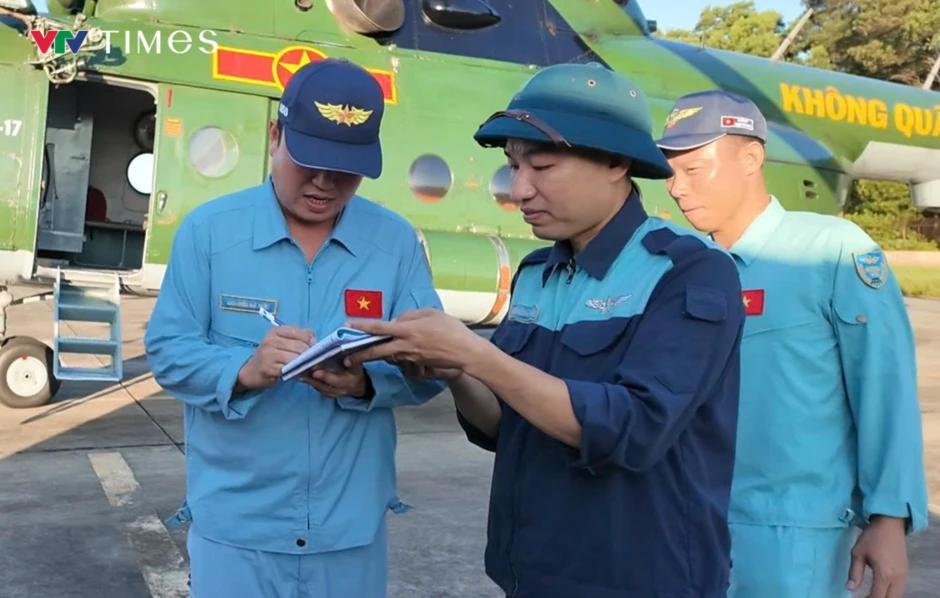 Cán bộ, chiến sĩ không quân miệt mài huấn luyện giữa nắng nóng gay gắt Cán bộ, chiến sĩ không quân miệt mài huấn luyện giữa nắng nóng gay gắt