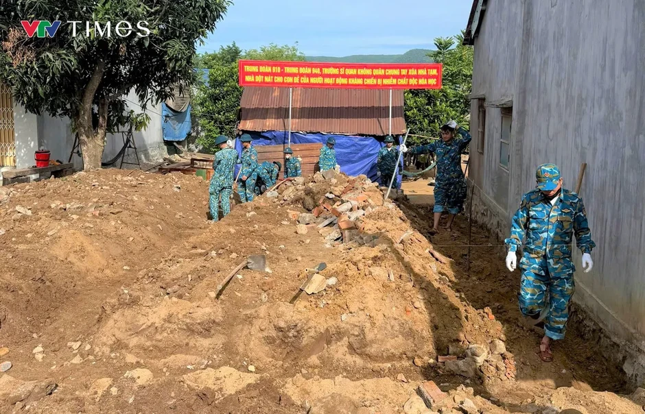 Cán bộ, chiến sĩ không quân xây nhà nghĩa tình tặng gia đình chính sách Cán bộ, chiến sĩ không quân xây nhà nghĩa tình tặng gia đình chính sách