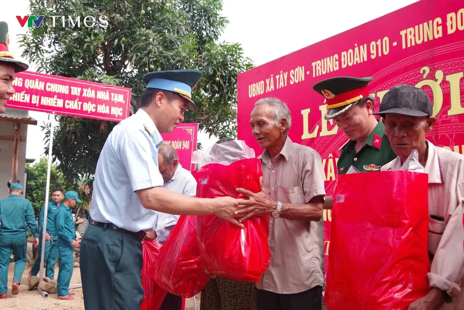 Cán bộ, chiến sĩ không quân xây nhà nghĩa tình tặng gia đình chính sách Cán bộ, chiến sĩ không quân xây nhà nghĩa tình tặng gia đình chính sách