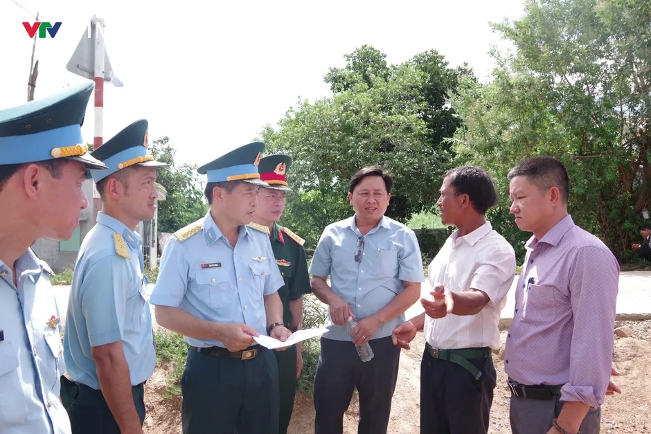 Cán bộ, chiến sĩ không quân xây nhà nghĩa tình tặng gia đình chính sách Cán bộ, chiến sĩ không quân xây nhà nghĩa tình tặng gia đình chính sách
