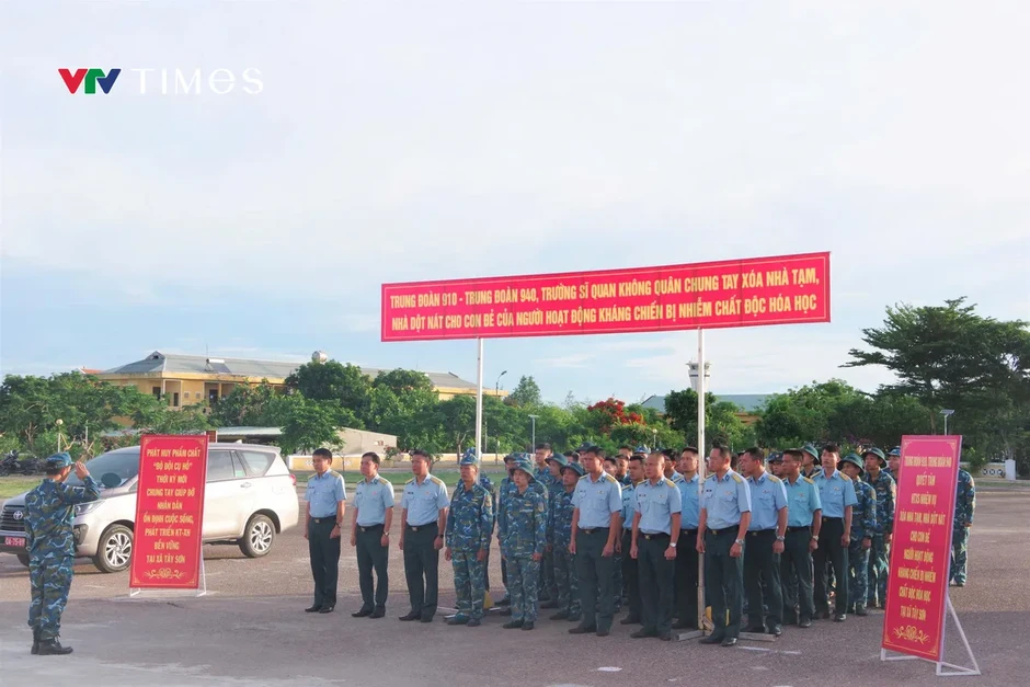 Cán bộ, chiến sĩ không quân xây nhà nghĩa tình tặng gia đình chính sách Cán bộ, chiến sĩ không quân xây nhà nghĩa tình tặng gia đình chính sách
