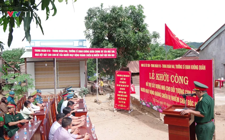 Cán bộ, chiến sĩ không quân xây nhà nghĩa tình tặng gia đình chính sách Cán bộ, chiến sĩ không quân xây nhà nghĩa tình tặng gia đình chính sách