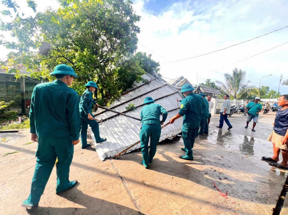 Cán bộ, chiến sĩ tỉnh An Giang giúp dân khắc phục hậu quả mưa dông