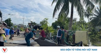 Cán bộ, chiến sĩ tỉnh An Giang giúp dân khắc phục hậu quả mưa dông