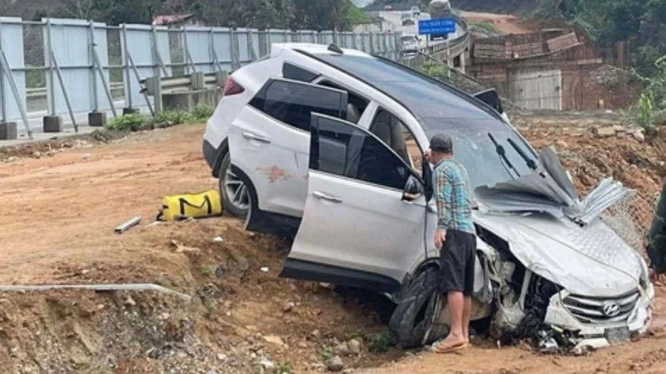Cán bộ công an tử vong sau khi ô tô va vào rào chắn trên cao tốc Nội Bài - Lào Cai Cán bộ công an tử vong sau khi ô tô va vào rào chắn trên cao tốc Nội Bài - Lào Cai
