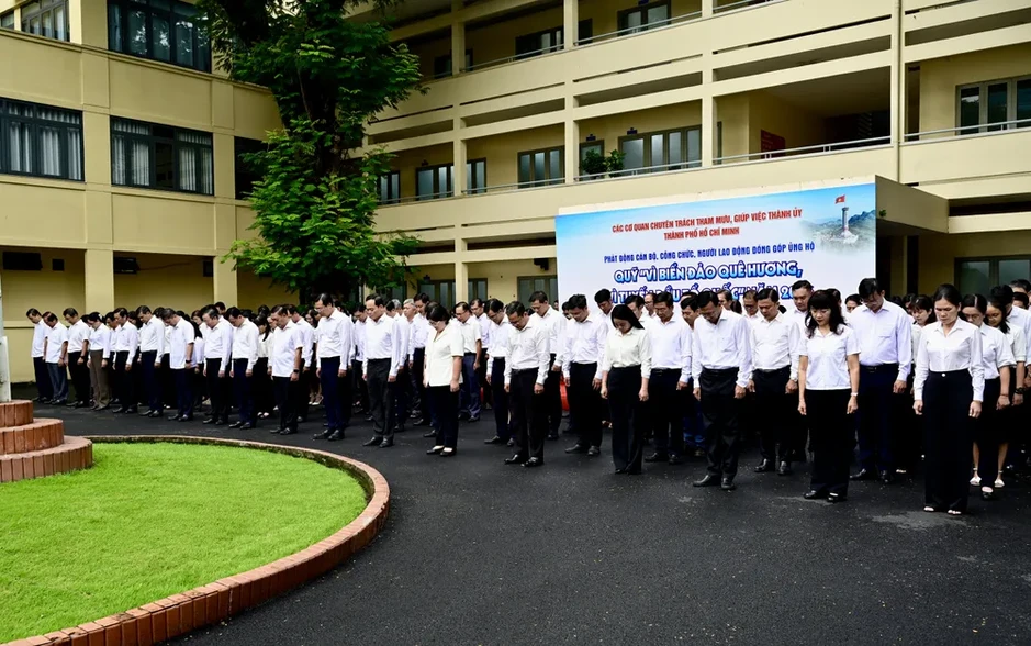 Cán bộ, công chức ủng hộ Quỹ “Vì biển đảo quê hương – Vì tuyến đầu Tổ quốc” TPHCM Cán bộ, công chức ủng hộ Quỹ “Vì biển đảo quê hương – Vì tuyến đầu Tổ quốc” TPHCM
