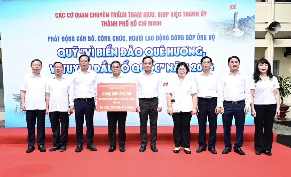 Cán bộ, công chức ủng hộ Quỹ “Vì biển đảo quê hương – Vì tuyến đầu Tổ quốc” TPHCM Cán bộ, công chức ủng hộ Quỹ “Vì biển đảo quê hương – Vì tuyến đầu Tổ quốc” TPHCM