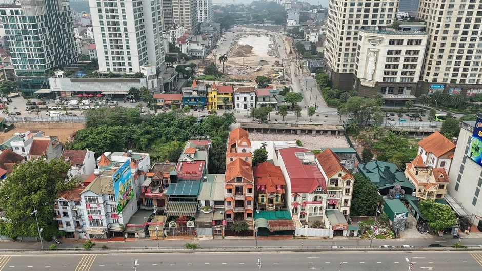Cận cảnh đoạn đường dài 100 m có mức đầu tư 6,42 tỉ đồng/m Cận cảnh đoạn đường dài 100 m có mức đầu tư 6,42 tỉ đồng/m