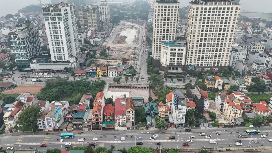 Cận cảnh đoạn đường dài 100 m có mức đầu tư 6,42 tỉ đồng/m Cận cảnh đoạn đường dài 100 m có mức đầu tư 6,42 tỉ đồng/m