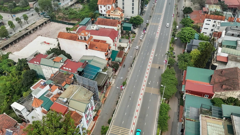 Cận cảnh đoạn đường dài 100 m có mức đầu tư 6,42 tỉ đồng/m Cận cảnh đoạn đường dài 100 m có mức đầu tư 6,42 tỉ đồng/m