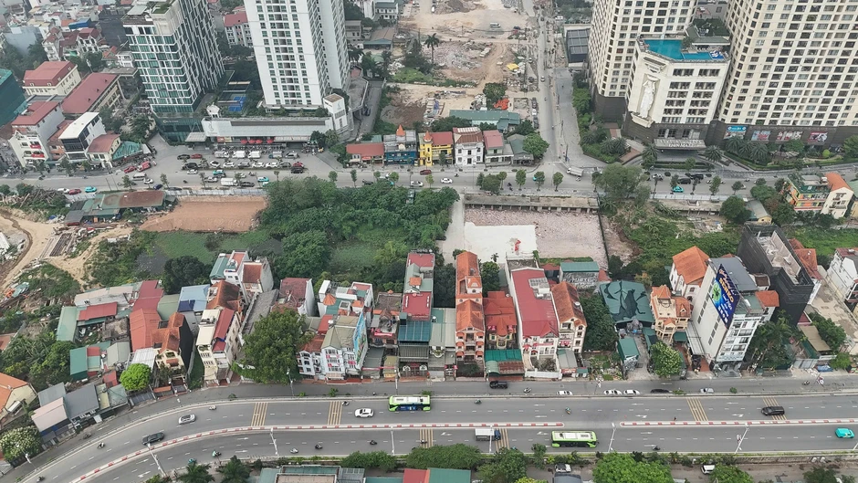 Cận cảnh đoạn đường dài 100 m có mức đầu tư 6,42 tỉ đồng/m Cận cảnh đoạn đường dài 100 m có mức đầu tư 6,42 tỉ đồng/m