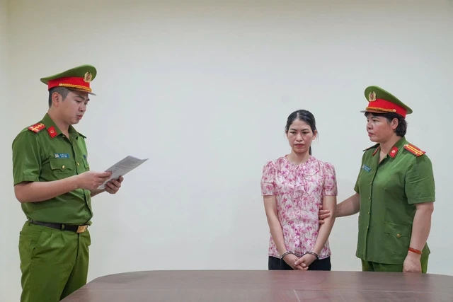Cận cảnh khám xét, bắt giữ một Giám đốc Trung tâm trợ giúp xã hội