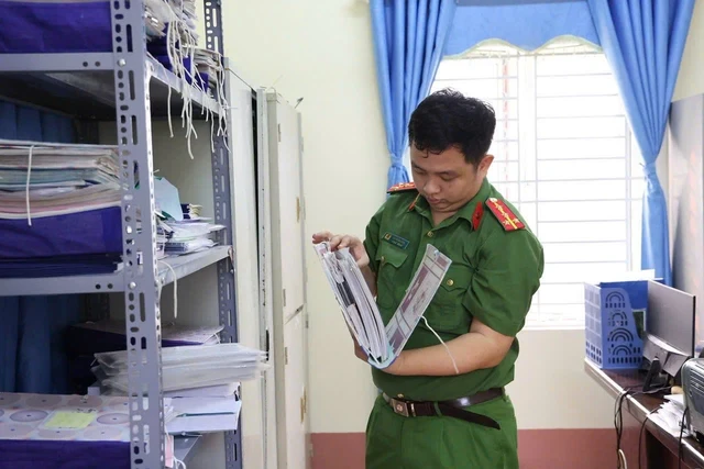 Cận cảnh khám xét, bắt giữ một Giám đốc Trung tâm trợ giúp xã hội