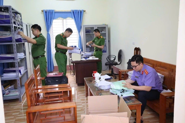 Cận cảnh khám xét, bắt giữ một Giám đốc Trung tâm trợ giúp xã hội