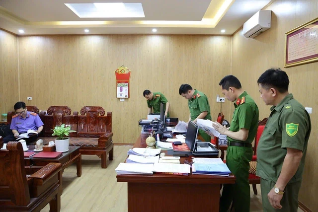 Cận cảnh khám xét, bắt giữ một Giám đốc Trung tâm trợ giúp xã hội