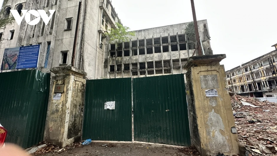 Cận cảnh phá dỡ khu đất “địa chỉ giới trẻ” một thời, mở rộng Nhà tang lễ Quốc gia Cận cảnh phá dỡ khu đất “địa chỉ giới trẻ” một thời, mở rộng Nhà tang lễ Quốc gia
