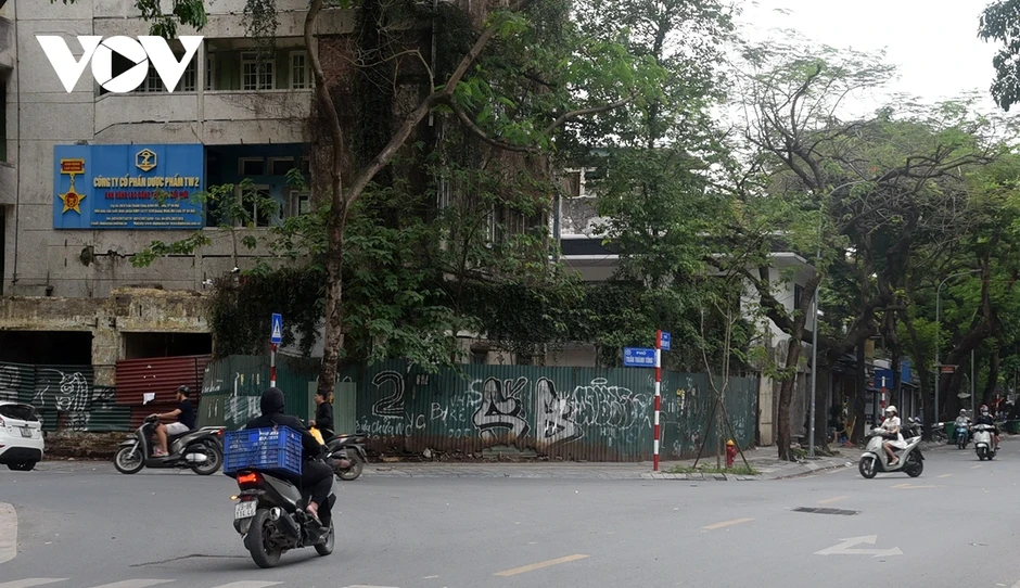 Cận cảnh phá dỡ khu đất “địa chỉ giới trẻ” một thời, mở rộng Nhà tang lễ Quốc gia Cận cảnh phá dỡ khu đất “địa chỉ giới trẻ” một thời, mở rộng Nhà tang lễ Quốc gia