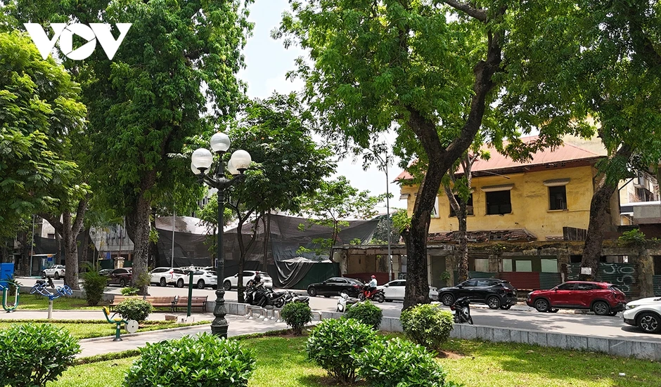 Cận cảnh phá dỡ khu đất “địa chỉ giới trẻ” một thời, mở rộng Nhà tang lễ Quốc gia Cận cảnh phá dỡ khu đất “địa chỉ giới trẻ” một thời, mở rộng Nhà tang lễ Quốc gia