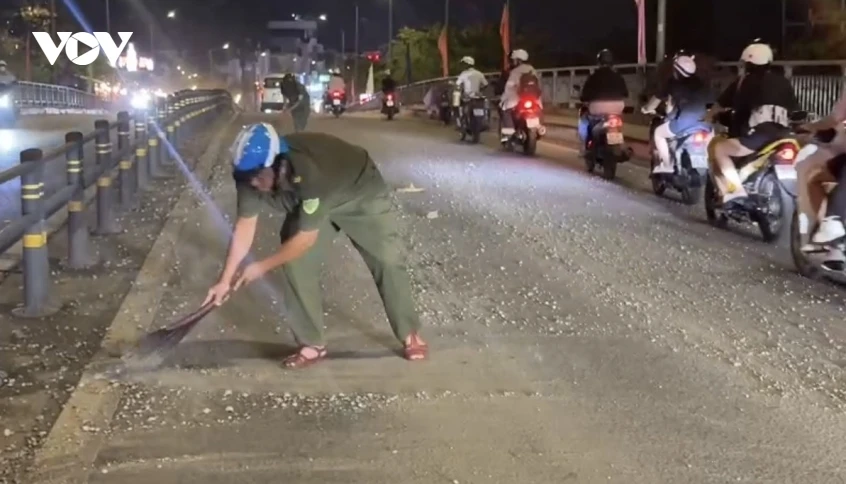 Cần Thơ: Đá rơi vãi trên cầu khiến nhiều người đi xe máy té ngã Cần Thơ: Đá rơi vãi trên cầu khiến nhiều người đi xe máy té ngã