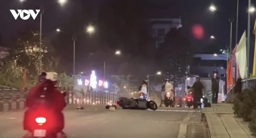 Cần Thơ: Đá rơi vãi trên cầu khiến nhiều người đi xe máy té ngã Cần Thơ: Đá rơi vãi trên cầu khiến nhiều người đi xe máy té ngã