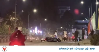 Cần Thơ: Đá rơi vãi trên cầu khiến nhiều người đi xe máy té ngã