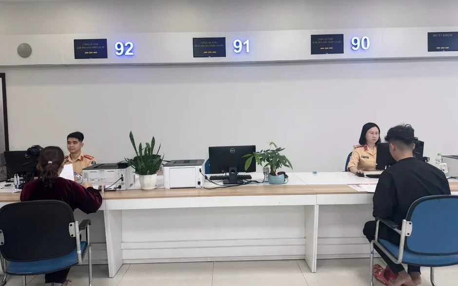 Cẩn trọng “cò, mồi” cấp đổi giấy phép lái xe qua dịch vụ công Cẩn trọng “cò, mồi” cấp đổi giấy phép lái xe qua dịch vụ công