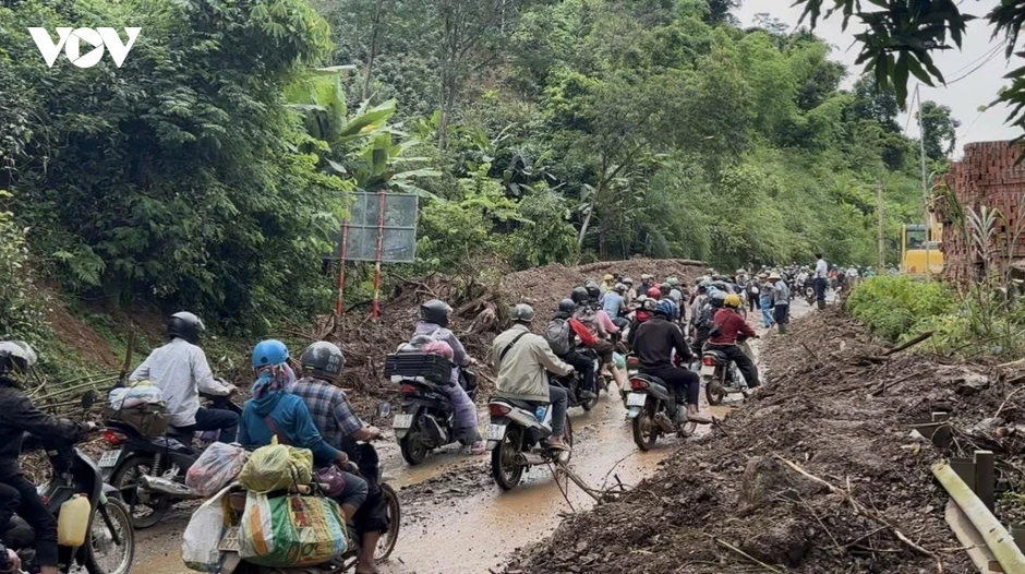Cẩn trọng khi di chuyển trên đèo Chiềng Pấc, QL6, Sơn La Cẩn trọng khi di chuyển trên đèo Chiềng Pấc, QL6, Sơn La