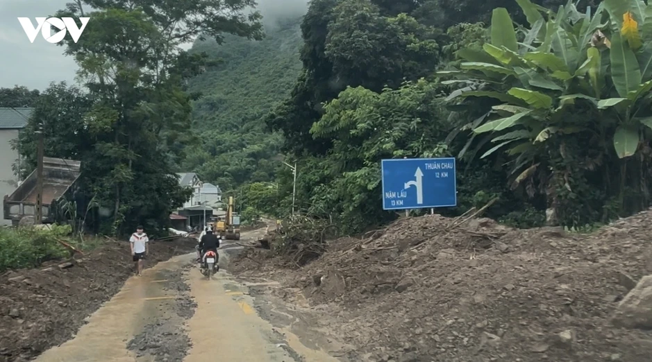 Cẩn trọng khi di chuyển trên đèo Chiềng Pấc, QL6, Sơn La Cẩn trọng khi di chuyển trên đèo Chiềng Pấc, QL6, Sơn La