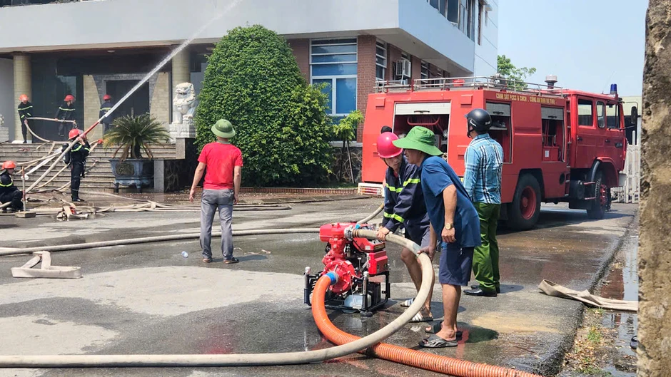 Căng mình giữa chảo lửa cứu xưởng gỗ bị bà hỏa ghé thăm