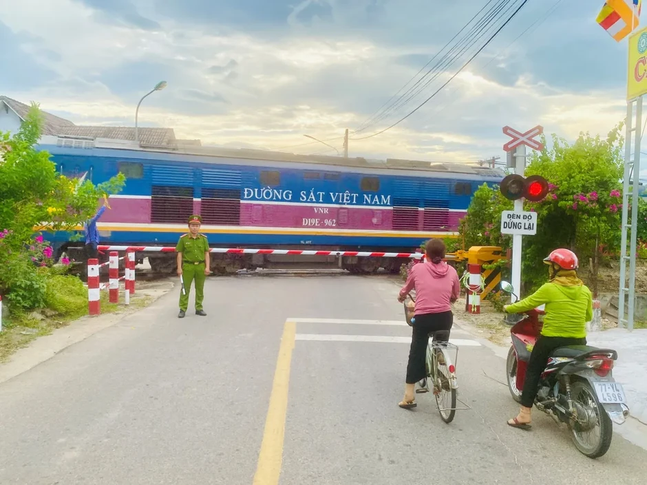 Cảnh báo hành vi cố tình vượt rào chắn đường sắt và mức xử phạt nghiêm theo quy định mới Cảnh báo hành vi cố tình vượt rào chắn đường sắt và mức xử phạt nghiêm theo quy định mới