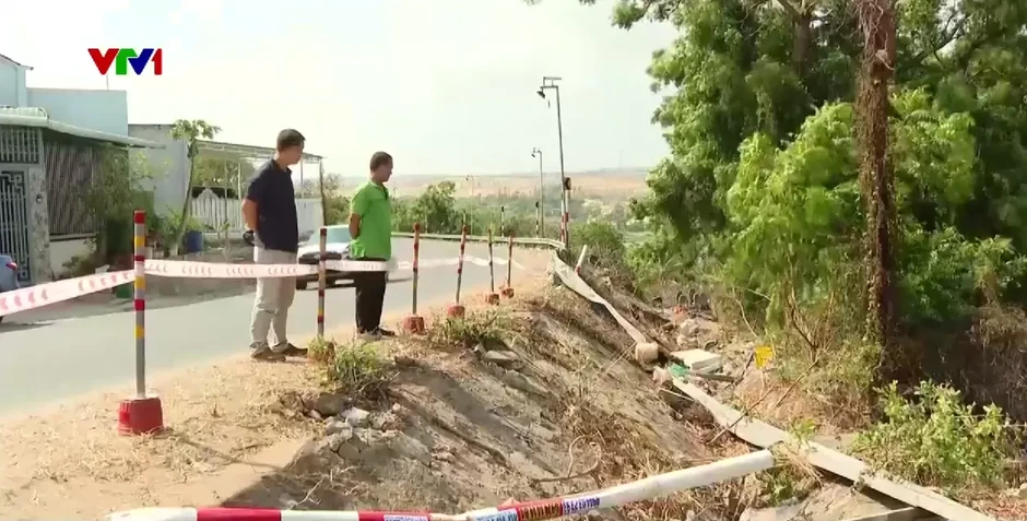 Cảnh báo mất an toàn giao thông trên đường đèo dốc Cảnh báo mất an toàn giao thông trên đường đèo dốc