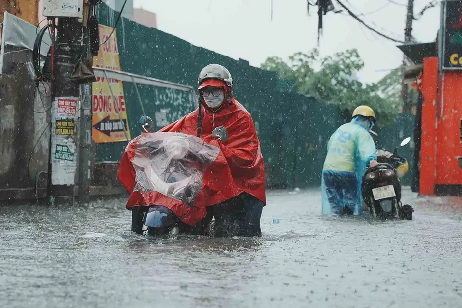 Cảnh báo mưa dông kèm lốc sét ở Hà Nội, lũ quét, sạt lở đất ở 9 tỉnh Bắc Bộ, Trung Bộ