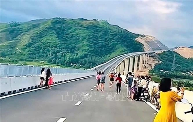 Cảnh báo người dân không đi vào cao tốc đang thi công Cảnh báo người dân không đi vào cao tốc đang thi công