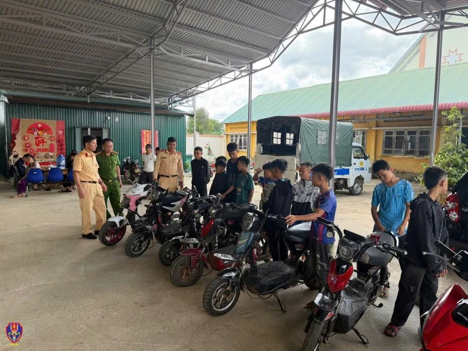 Cảnh báo nguy cơ cháy nổ từ trào lưu "độ" xe đạp điện của học sinh