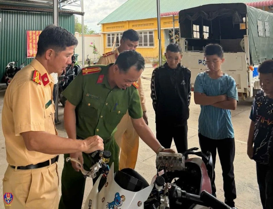 Cảnh báo nguy cơ cháy nổ từ trào lưu "độ" xe đạp điện của học sinh