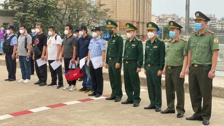 Cảnh báo thủ đoạn tổ chức xuất nhập cảnh, di cư trái phép với chi phí tới 1,2 tỷ đồng/người Cảnh báo thủ đoạn tổ chức xuất nhập cảnh, di cư trái phép với chi phí tới 1,2 tỷ đồng/người
