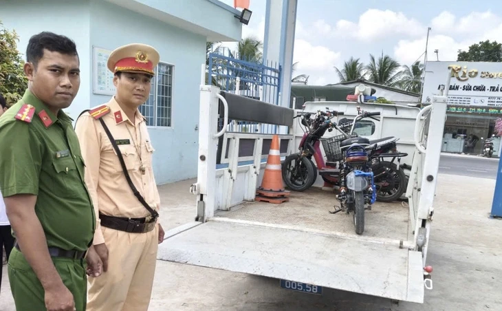 Cảnh sát bất ngờ kiểm tra, phát hiện nhiều xe đạp điện của học sinh được 'độ' để thể hiện 'số má' Cảnh sát bất ngờ kiểm tra, phát hiện nhiều xe đạp điện của học sinh được 'độ' để thể hiện 'số má'